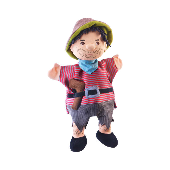 Plüschhandpuppe einer Person, die ein gestreiftes rotes Hemd, graue Shorts und einen braunen Schlapphut trägt, dazu einen blauen Schal und schwarze Schuhe. Die Handpuppe hat aufgemalte Bartstoppeln und eine Stoffaxt, die im Gürtel steckt.
