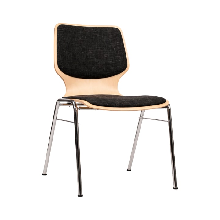 Ein moderner Stuhl mit einem Gestell aus hellem Holz, schwarz gepolstertem Sitz und Rückenlehne und silbernen Metallbeinen.