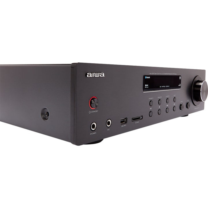 Ein schwarzer Aiwa-Audio-Receiver mit einem Bildschirm, einem Bedienknopf, verschiedenen Tasten und Eingangsanschlüssen auf der Vorderseite. Der Markenname Aiwa ist in der oberen linken Ecke sichtbar.