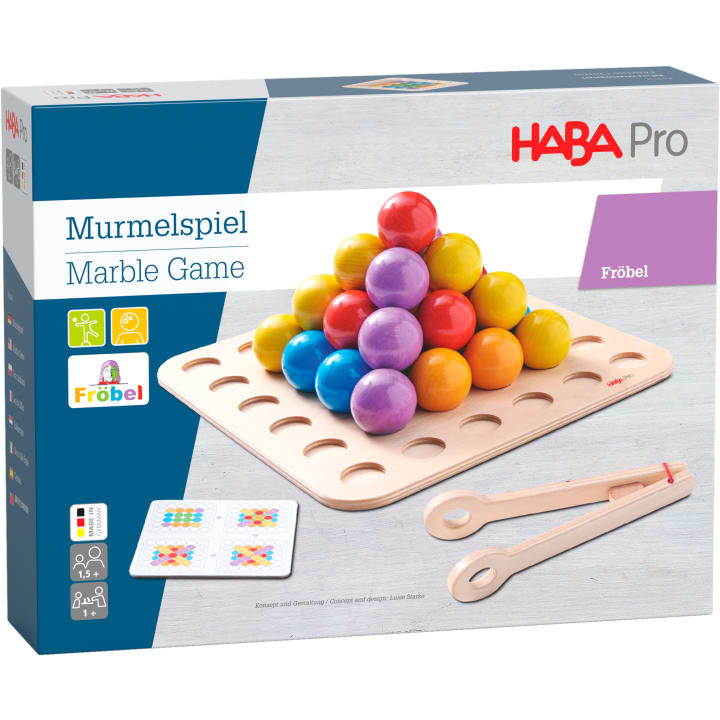 Schachtel des HABA Pro Murmelspiels mit bunten Holzmurmeln, die auf einem Brett mit Löchern gestapelt sind, einer Holzzange und illustrierten Spielkarten auf der Verpackung. Geeignet für Kinder ab 1,5 Jahren.