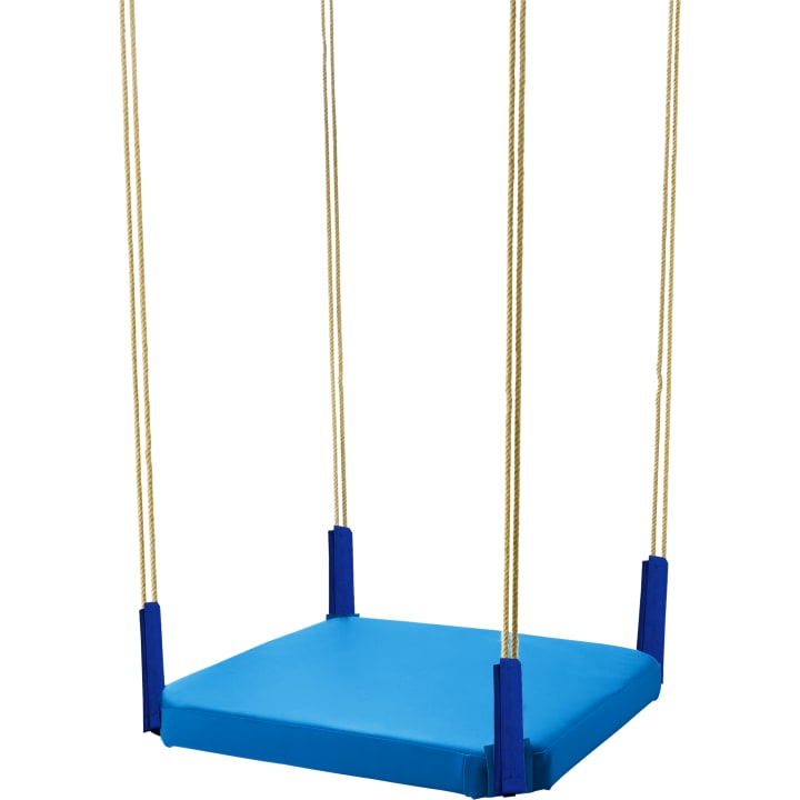 Ein blauer, quadratischer Schaukelsitz mit gelben Seilen, die an jeder Ecke befestigt sind, hängt vertikal vor einem weißen Hintergrund.