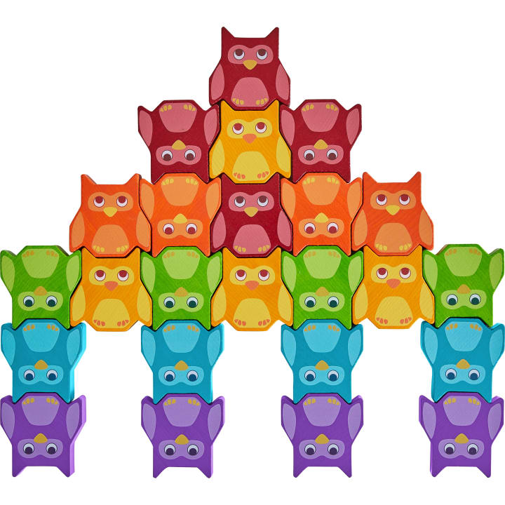 Bunte eulenförmige Blöcke sind in einer pyramidenartigen Formation gestapelt. Die Blöcke sind in Reihen angeordnet und in verschiedenen Rot-, Orange-, Gelb-, Grün-, Blau- und Lila-Tönen gehalten. Jede Eule hat große Augen und Flügel.