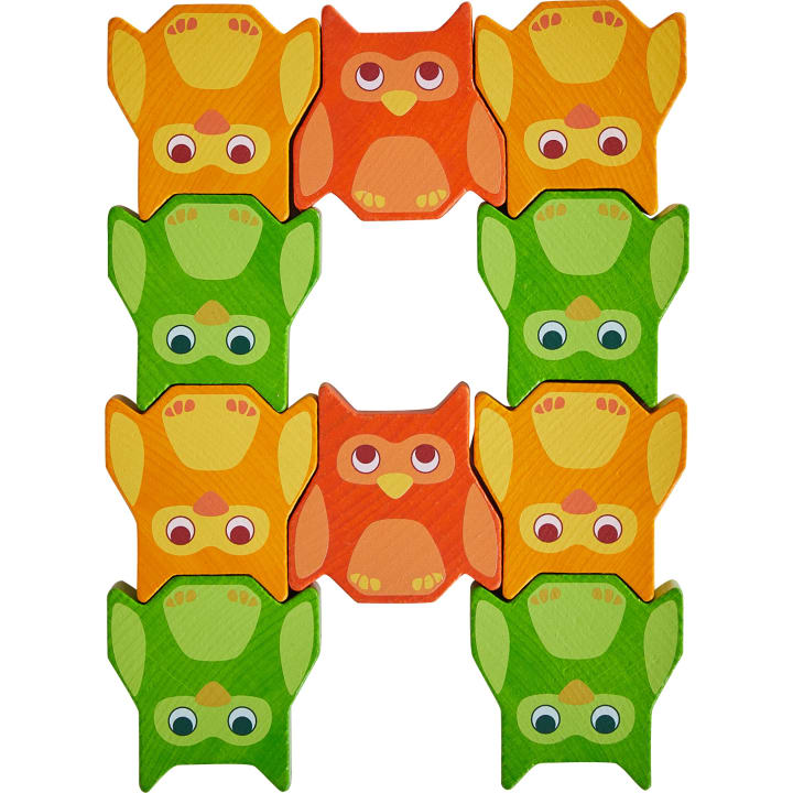 Holzspielzeugteile in Form von Eulen sind in einem rechteckigen Muster angeordnet. Die Teile sind abwechselnd orange und grün gefärbt, wobei die Augen der Eulen entweder nach oben oder nach unten gerichtet sind.