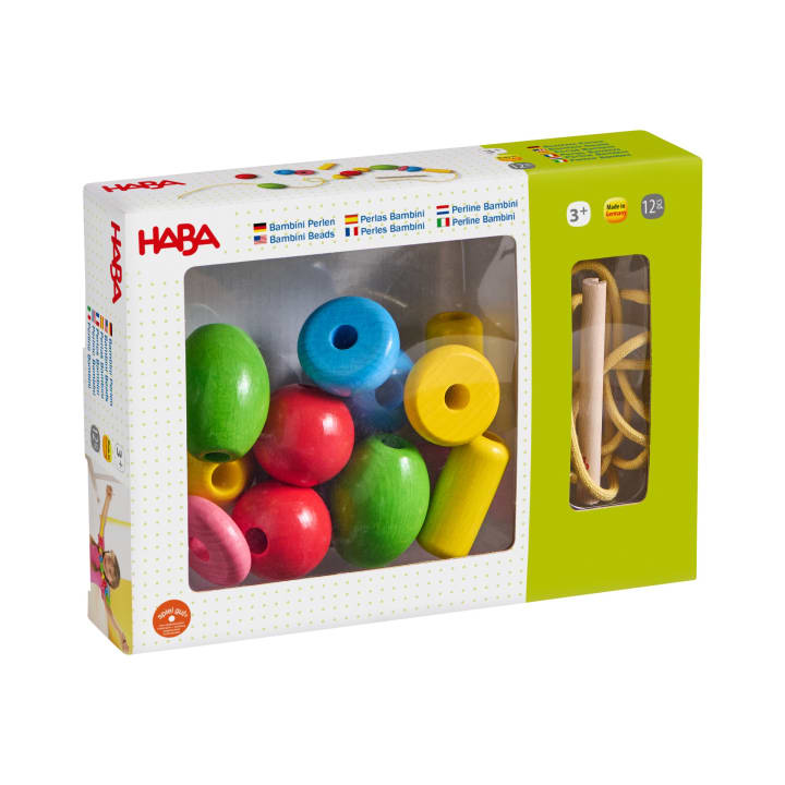Schachtel mit Holzperlen und Schnürsenkeln der Marke HABA zum Auffädeln, geeignet für Kinder ab 3 Jahren. Die Verpackung ist weiß mit einem grünen und gelben Design und zeigt bunte Perlen im Inneren. Der Text lautet "Made in Germany".