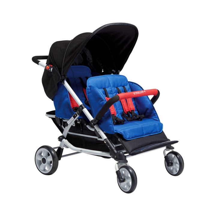 Ein Doppelkinderwagen mit blauen Sitzen, roten Gurten, einem schwarzen Verdeck und vier Rädern ist auf einem weißen Hintergrund abgebildet.