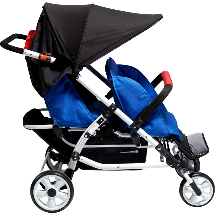 Seitenansicht eines Doppelkinderwagens mit schwarzem Verdeck, weißem Gestell, blauen Sitzen und vier Rädern. Der Kinderwagen hat hintereinander angeordnete Sitze und einen Ablagekorb darunter.