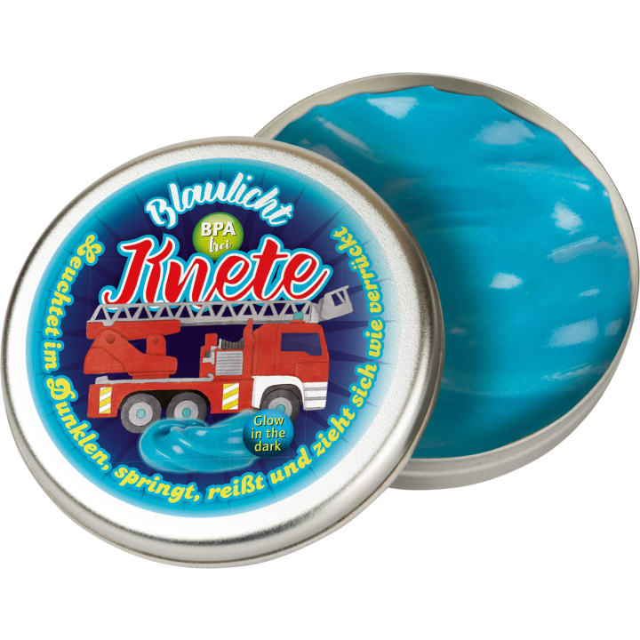 Eine runde Dose mit der Aufschrift "Jivete" mit dem Bild eines Feuerwehrautos und blauer Knete im Inneren. Auf dem Etikett steht "Blaulicht", "Glow in the dark" und "BPA frei" mit zusätzlichem Text in Deutsch am Rand.