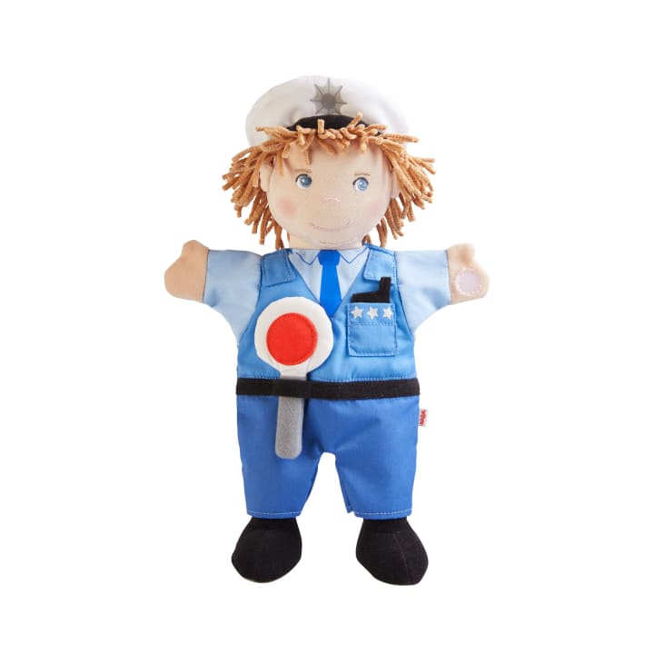 Eine Handpuppe aus Stoff, die wie ein Polizist aussieht. Sie trägt eine blaue Uniform, eine weiße Mütze mit Stern und hält ein Spielzeug-Verkehrsschild. Die Puppe hat Haare aus Garn und ein lächelndes Gesicht.