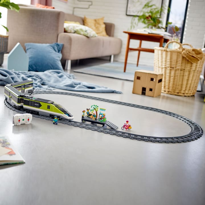 LEGO® City Personen-Schnellzug, 764 Teile inkl. Figuren