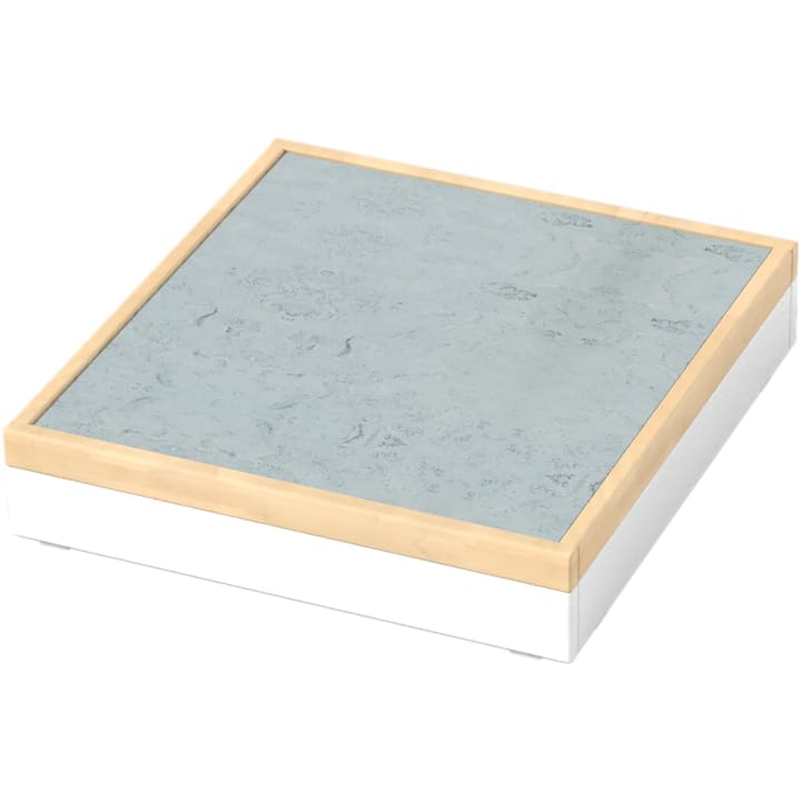 Eine quadratische Tischplatte mit einem Rahmen aus hellem Holz, einer grau marmorierten Oberfläche und einem weißen Sockel, dargestellt vor einem weißen Hintergrund.