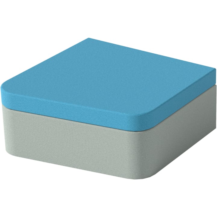 Eine quadratische, geschlossene Schachtel mit einem hellgrauen Boden und einem blauen Deckel. Die Schachtel hat abgerundete Ecken und eine glatte, matte Oberfläche.