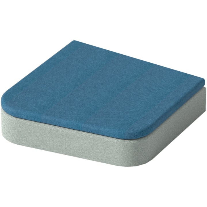 Ein quadratisches Kissen mit einer blauen Oberseite und hellgrauen Seiten, mit abgerundeten Kanten und einem einfachen, modernen Design.