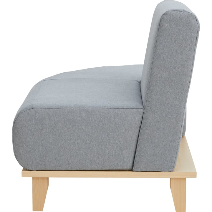 Seitenansicht eines modernen Sofas mit hellgrauen Kissen und hellem Holzsockel und -beinen. Das Sofa hat ein minimalistisches und kastenförmiges Design.