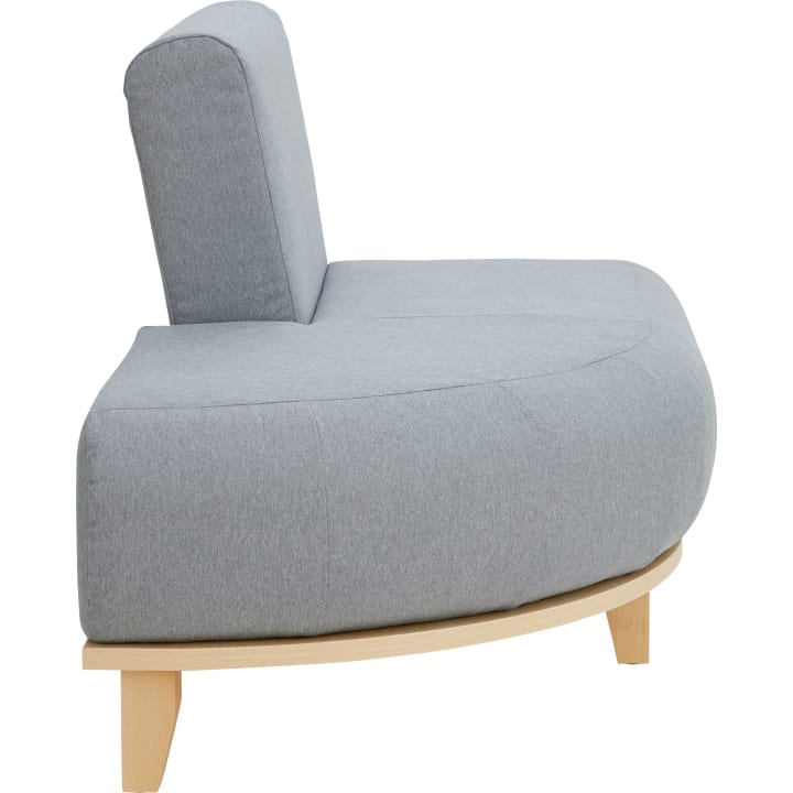 Ein modernes Sofa mit einem geschwungenen Sockel aus hellem Holz, einem hellgrau gepolsterten Sitz und einer dazu passenden abgewinkelten Rückenlehne, dargestellt in einer Seitenansicht vor einem schlichten weißen Hintergrund.