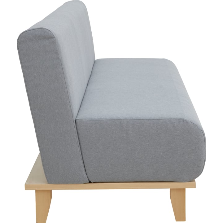 Seitenansicht eines modernen Sofas mit hellgrauer Polsterung und hellem Holzgestell, mit einem dicken Sitzkissen und einer rechteckigen Rückenlehne.