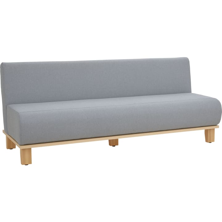 Ein modernes Sofa mit hellgrauer Polsterung und minimalistischem Design, mit gerader Rückenlehne und flachem Sitzkissen auf einem hellen Holzgestell mit quadratischen Beinen.