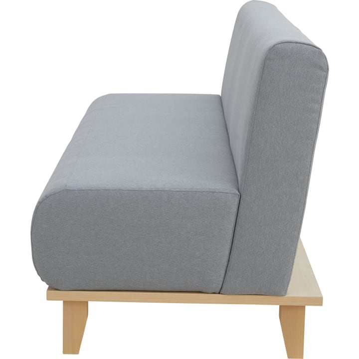 Seitenansicht eines modernen Sofas mit hellgrauen Kissen und einem hellen Holzrahmen, das sich durch einfache, klare Linien und keine sichtbaren Armlehnen auszeichnet.