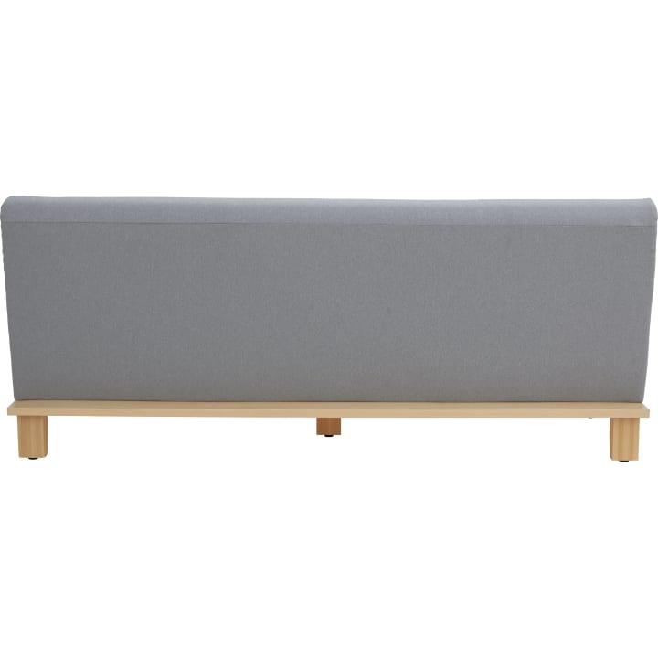 Einfache Ansicht der Rückseite eines grau gepolsterten Sofas mit hellen Holzbeinen und -sockel vor einem weißen Hintergrund. Das Sofa hat ein einfaches und modernes Design.