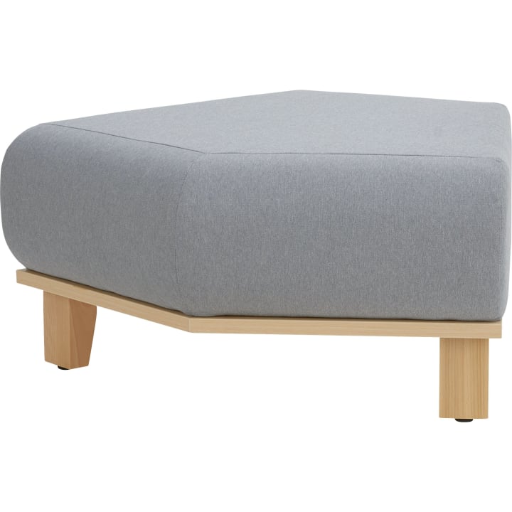 Eine moderne Ottomane mit hellem Holzsockel und -beinen und einem dicken, kantigen Kissen, das mit hellgrauem Stoff gepolstert ist. Das Design ist minimalistisch mit klaren Linien und ohne sichtbare Knöpfe oder Muster.