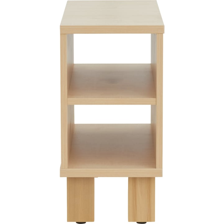 Ein rechteckiger Beistelltisch aus hellem Holz mit zwei offenen Ablagen und vier quadratischen Beinen, fotografiert vor einem schlichten weißen Hintergrund.