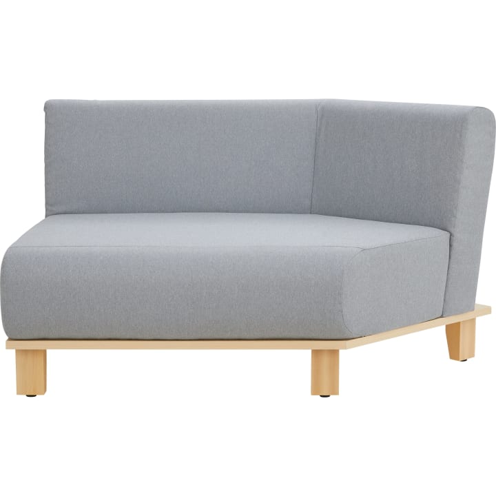 Ein modernes Ecksofa mit hellgrauer Polsterung und Holzbeinen, das sich durch sein minimalistisches Design und seine klaren Linien auszeichnet.