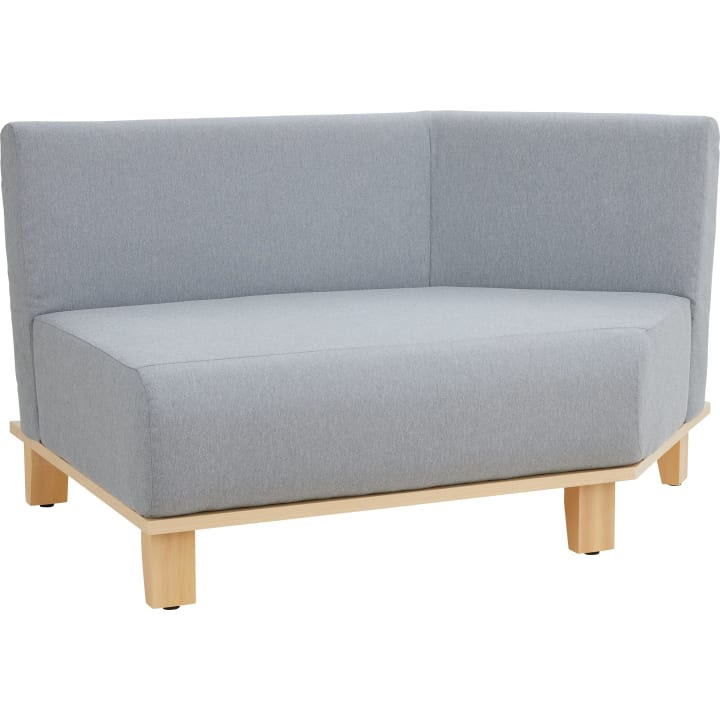 Ein hellgrau gepolstertes Ecksofa mit hoher Rückenlehne und hellen Holzbeinen und -sockeln, entworfen in einem modernen, minimalistischen Stil.