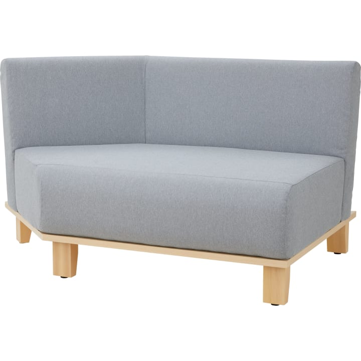 Ein modernes, hellgrau gepolstertes Ecksofa mit Holzgestell und -beinen, das sich durch klare Linien und ein einfaches, kastenförmiges Design auszeichnet.