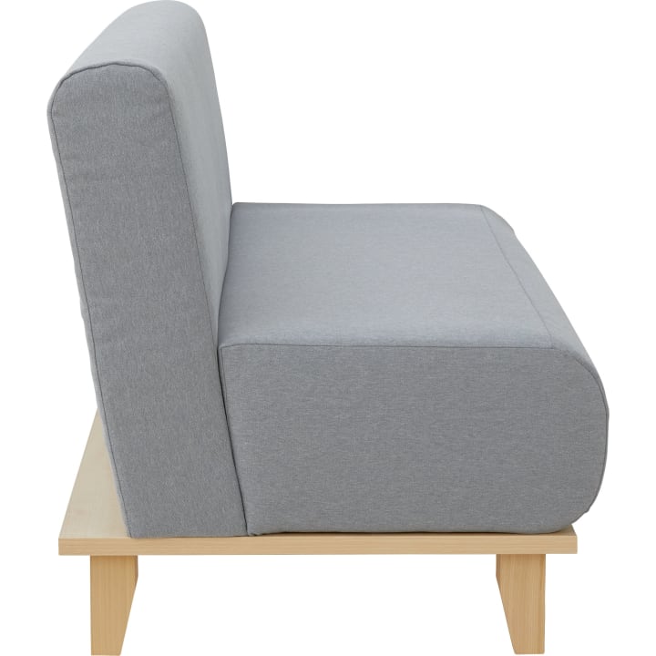 Ein modernes armloses Sofa mit hellgrauer Polsterung und hellem Holzrahmen, von der Seite auf weißem Hintergrund dargestellt. Die Sitz- und Rückenkissen sind dick und rechteckig.
