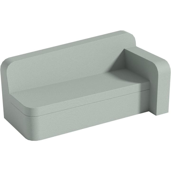 Ein minimalistisches, hellgraues Sofa mit kastenförmigem Design, einer hohen Rückenlehne und einer einzelnen Armlehne auf der rechten Seite. Das Sofa hat glatte Oberflächen und abgerundete Ecken.