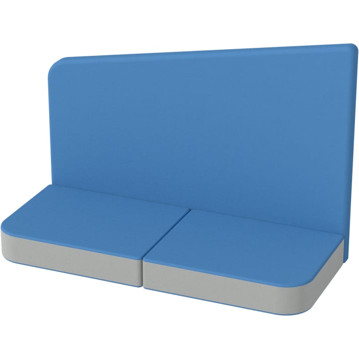 Zwei blaue gepolsterte Sitze mit passender blauer Rückenlehne sind an einem grauen Sockel befestigt. Die Sitze und die Rückenlehne haben abgerundete Kanten und ein einfaches, modernes Design.