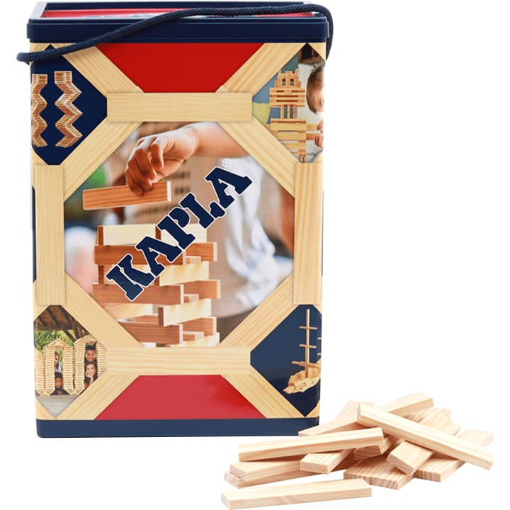 Eine rechteckige Kiste mit Kapla-Holzbrettern mit einem Foto von Händen, die Bretter stapeln, auf der Vorderseite. Mehrere lose Holzbretter sind vor der Kiste angeordnet.