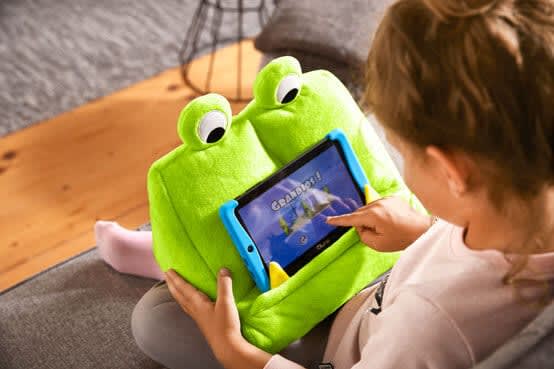 Kind mit Tablet und Monsterstütze