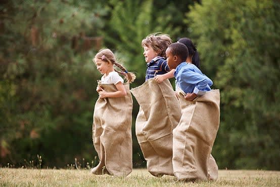 Kinder Sackhüpfen draussen