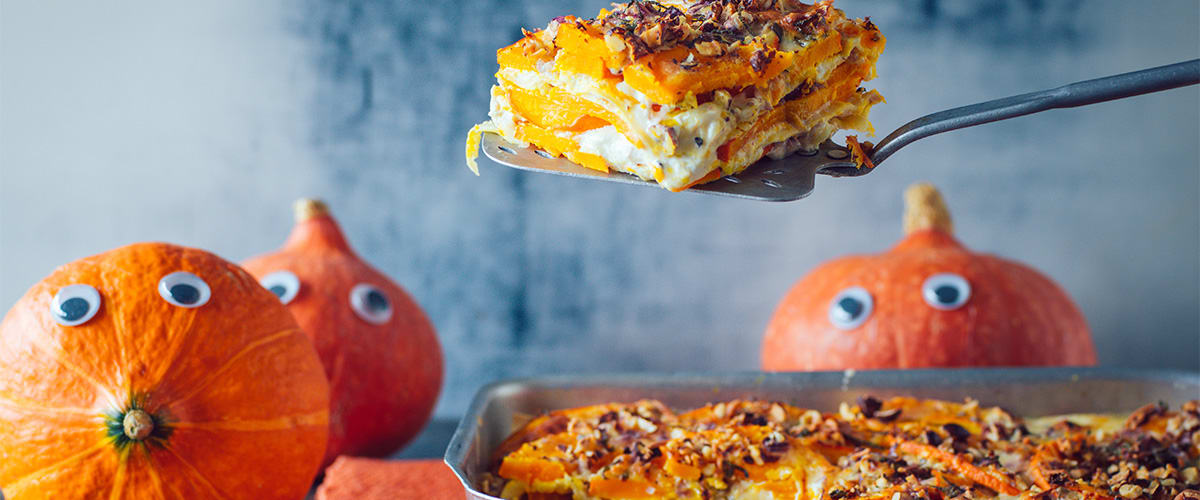 Verarbeitung des Fruchtfleischs Kürbislasagne nach dem Kürbis schnitzen