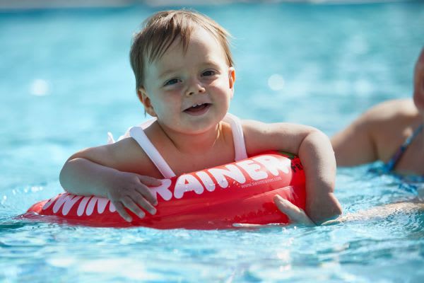 Schwimmen lernen: Baby mit Schwimmtrainer