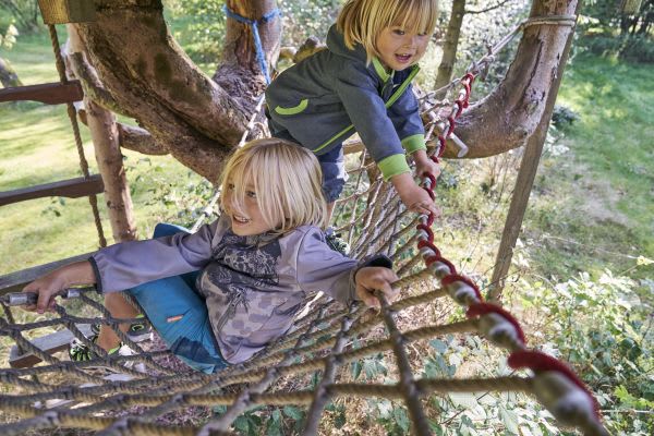 Sport mit Kindern: Geschwister machen Gartenspiele