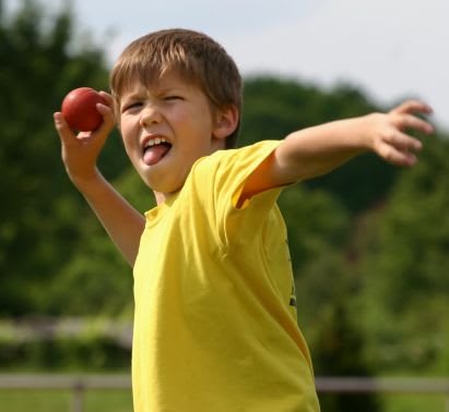 Sportübungen für Kinder: Weitwurfwettbewerb Sportübungen für Kinder: Junge beim Weitwurf