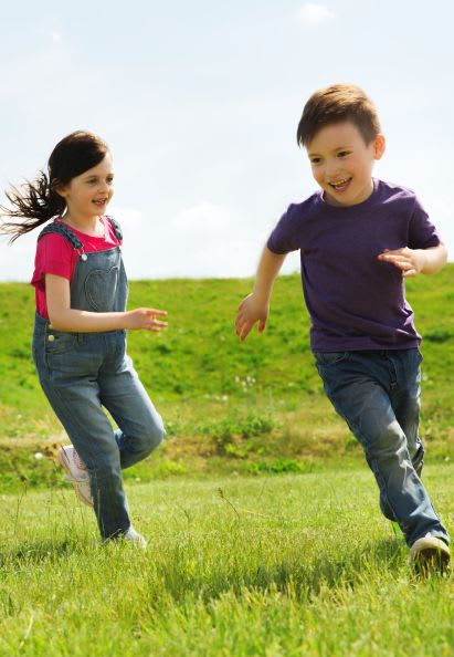 Sportübungen für Kinder: Fangen spielen Sportübungen für Kinder: Geschwister spielen Fangen