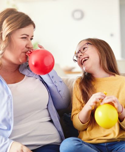 Sportübungen für Kinder: Volleyball mit Ballons Sportübungen für Kinder: Mutter und Tochter machen Ballonspiele