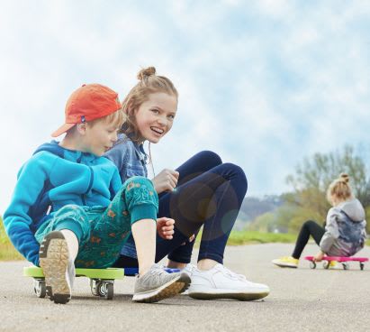 Sportübungen für Kinder: Tolle Sportspiele für jedes Alter Sportübungen für Kinder: Geschwister spielen mit Rollbrettern
