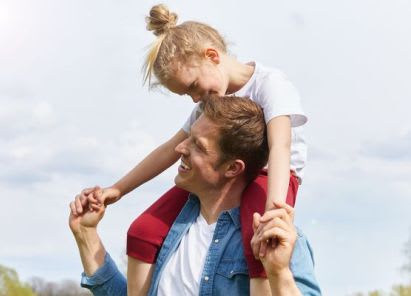 Sportübungen für Kinder bieten einen Ausgleich zum stressigen Alltag Sportübungen für Kinder: Vater und Tochter spielen draußen