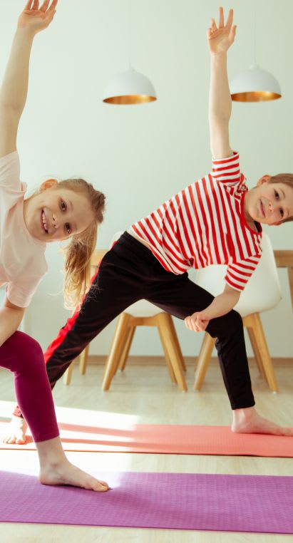 Sportübungen für Kinder: Kinderyoga Sportübungen für Kinder: Zwillinge machen Yoga