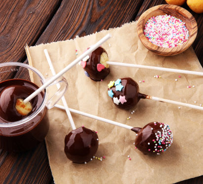 Backen für den Kindergeburtstag: Cake Pops mit Schokoladenüberzug