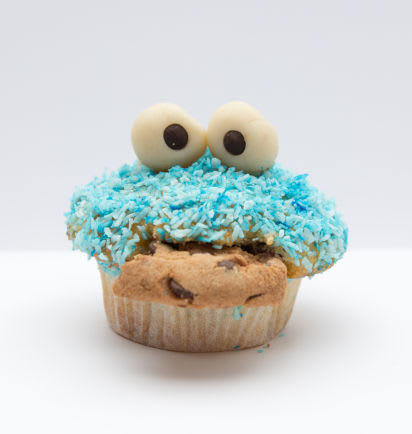 Backen für den Kindergeburtstag: Lustige Krümelmonster-Muffins