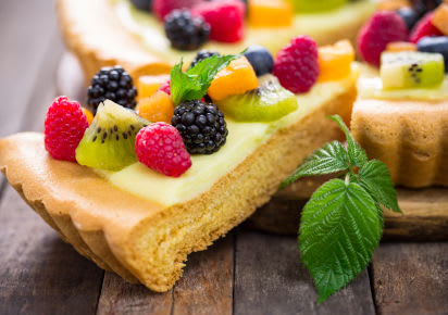 Backen für den Kindergeburtstag: Saftiger Obstkuchen aus Biskuit Backen für den Kindergeburtstag: Fruchtiger Obstkuchen