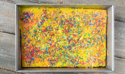 Backen für den Kindergeburtstag: Kunterbunter Regenbogenkuchen Backen für den Kindergeburtstag: Kunterbunter Regenbogenkuchen