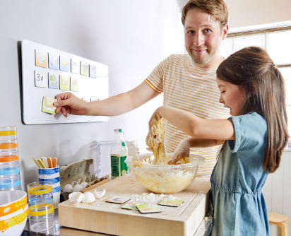 Backen für den Kindergeburtstag: Grundrezept für leckeren Rührkuchen Backen für den Kindergeburtstag: Vater und Tochter backen Rührkuchen