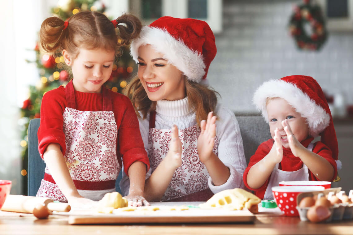 Backen mit Kindern: Familie backt Weihnachtsplätzchen