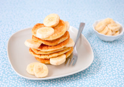 Backen mit Kindern: Bananen-Pancakes auf einem Teller