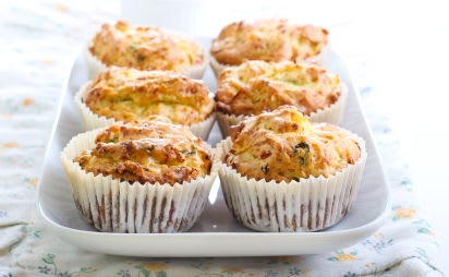 Backen mit Kindern: Gesunde Muffins mit Gemüse Backen mit Kindern: Muffins mit Gemüse auf einer Servierplatte